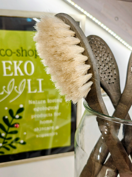 SAUNAHARJA musta varsi, vaalea harjas, k&auml;sintehty ANNANSILM&Auml;T